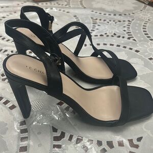 8/39 Le Château black sandals